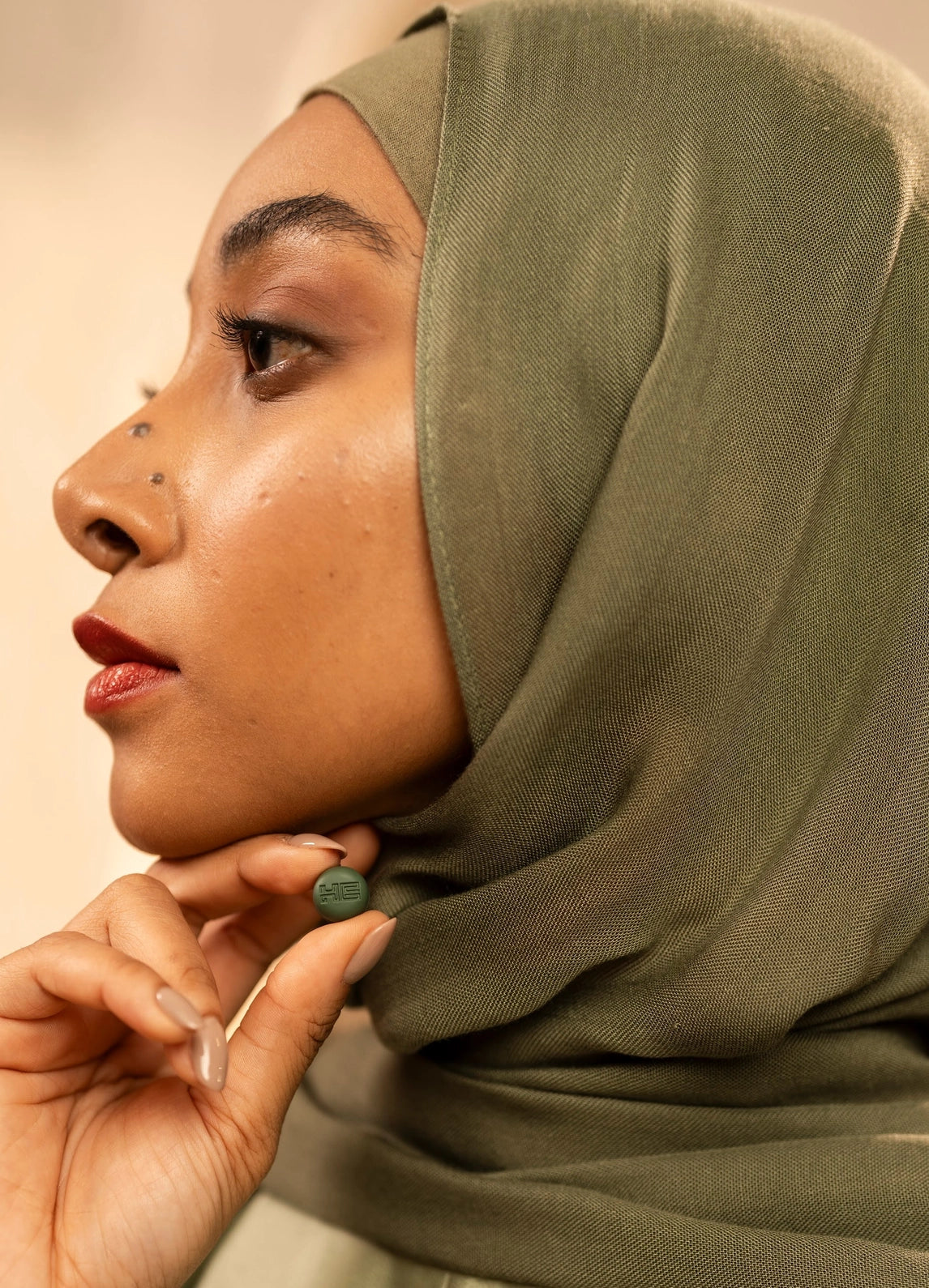 Strong hijab magnet set – secure alternative to hijab pins, holds scarf in place without holes