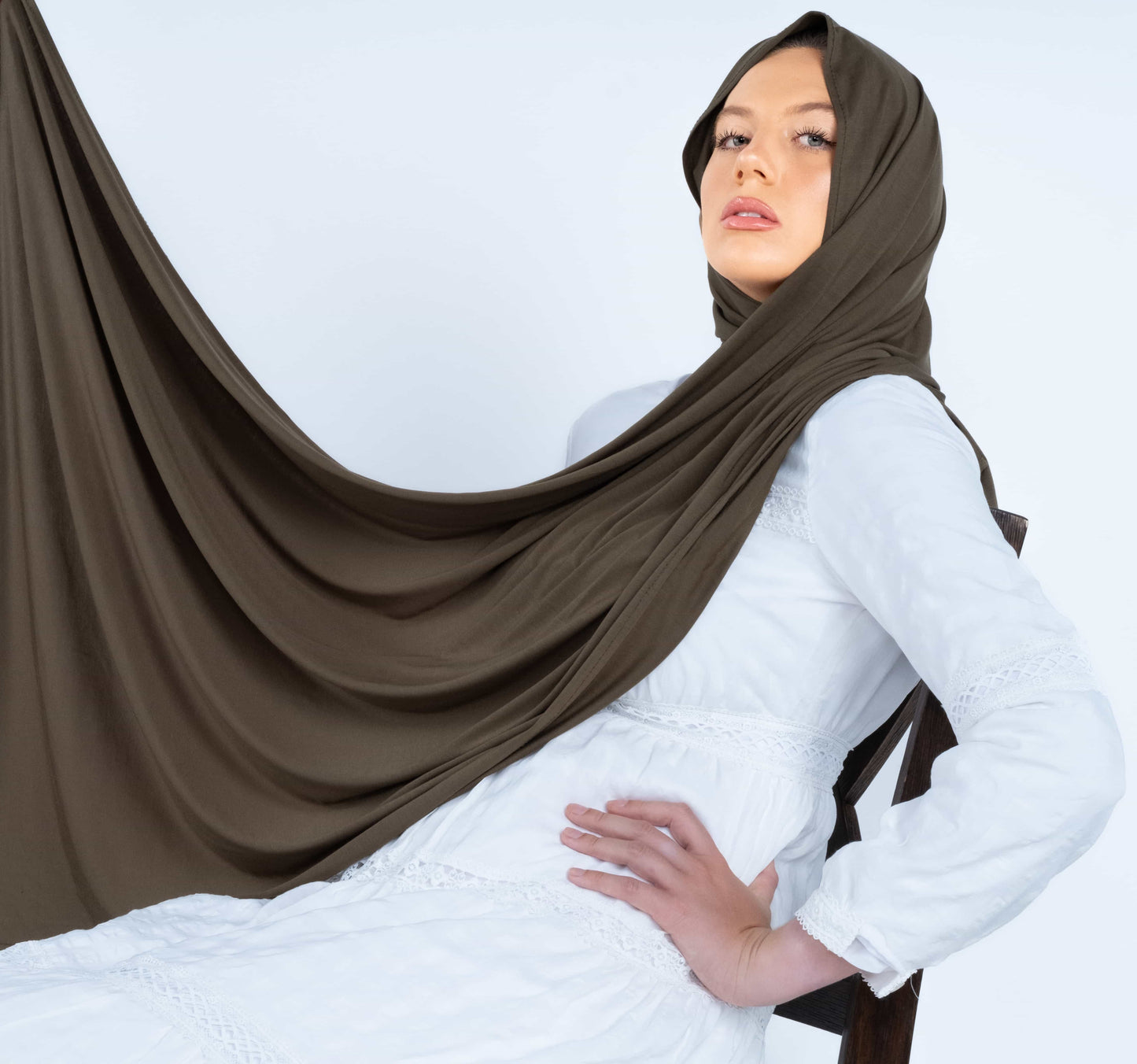 Premium saddle brown hijab – wrinkle-resistant jersey scarf perfect for weddings, cultural gatherings, and evening occasions