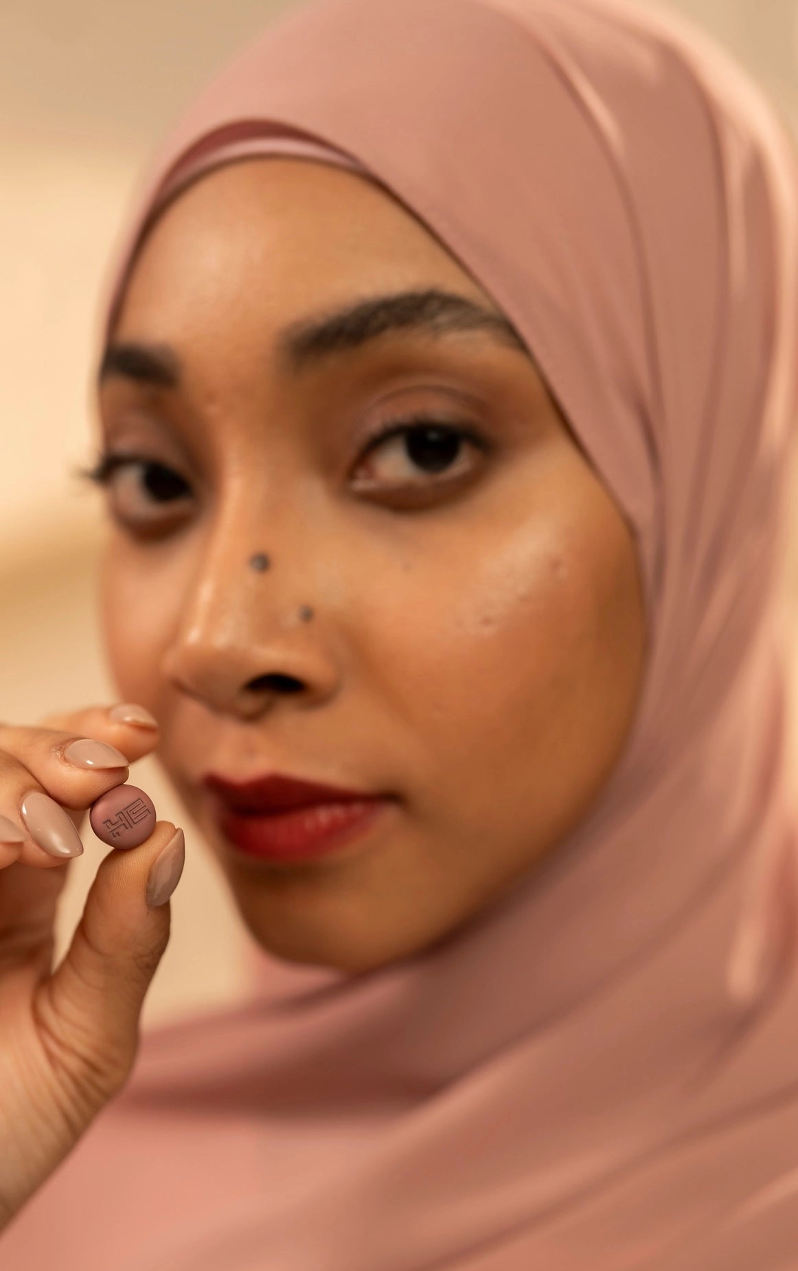 Magnetic hijab fasteners – perfect replacement for hijab pins, prevents snags and holes