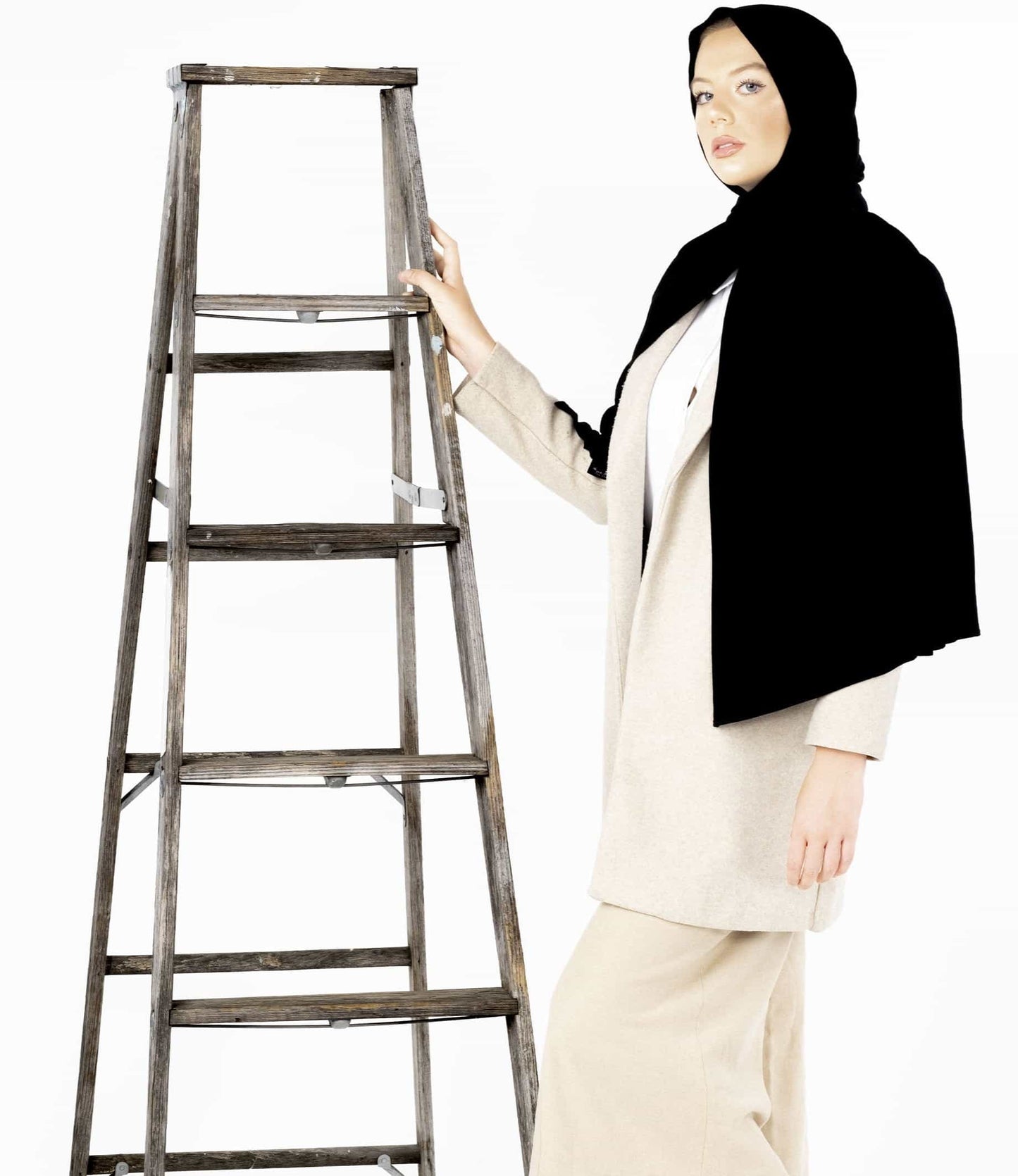 Elegant black hijab in breathable jersey fabric – modest fashion wrap for women