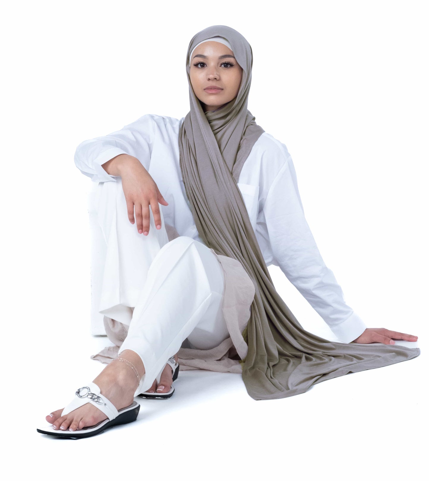 Elegant grey hijab in lightweight jersey fabric – professional and modest scarf for office and workwear