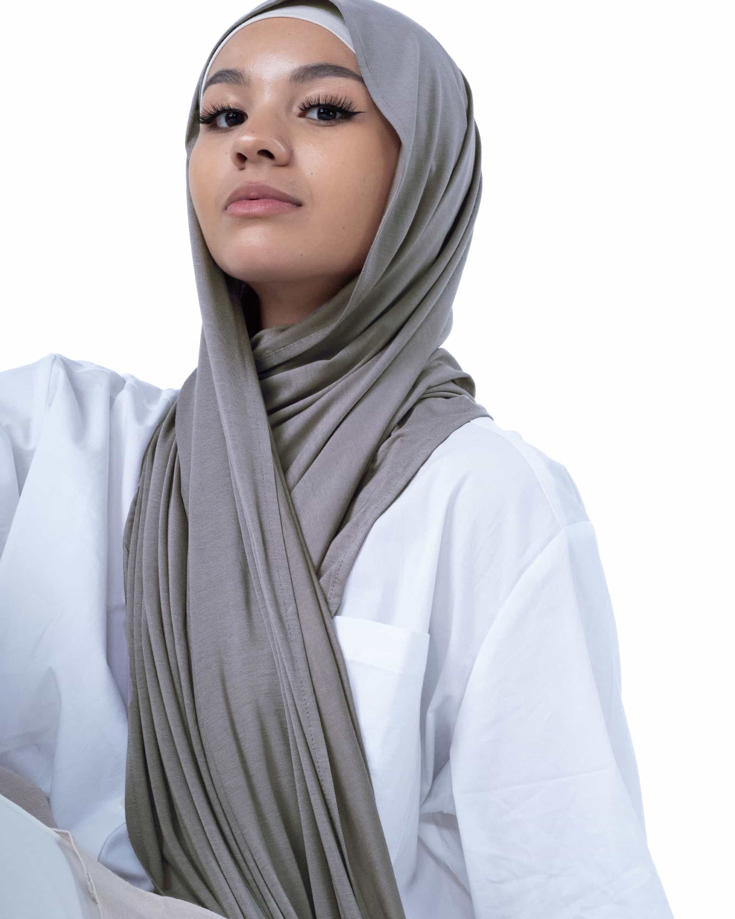 Comfortable silver grey jersey hijab – versatile Islamic headscarf for casual outings, study sessions, or daily wear