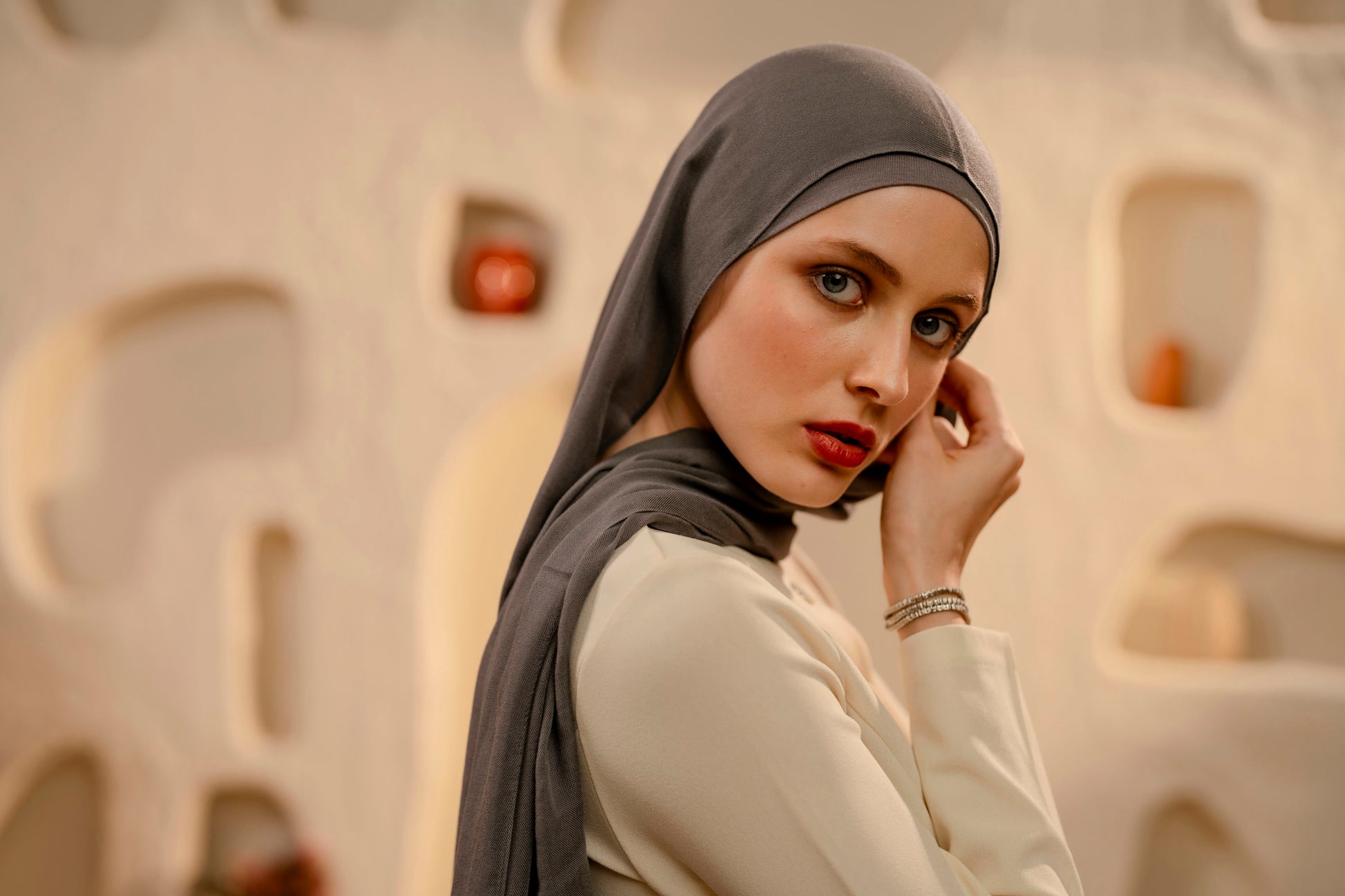 Chic warm grey hijab – breathable versatile scarf for students, youth, and casual outings