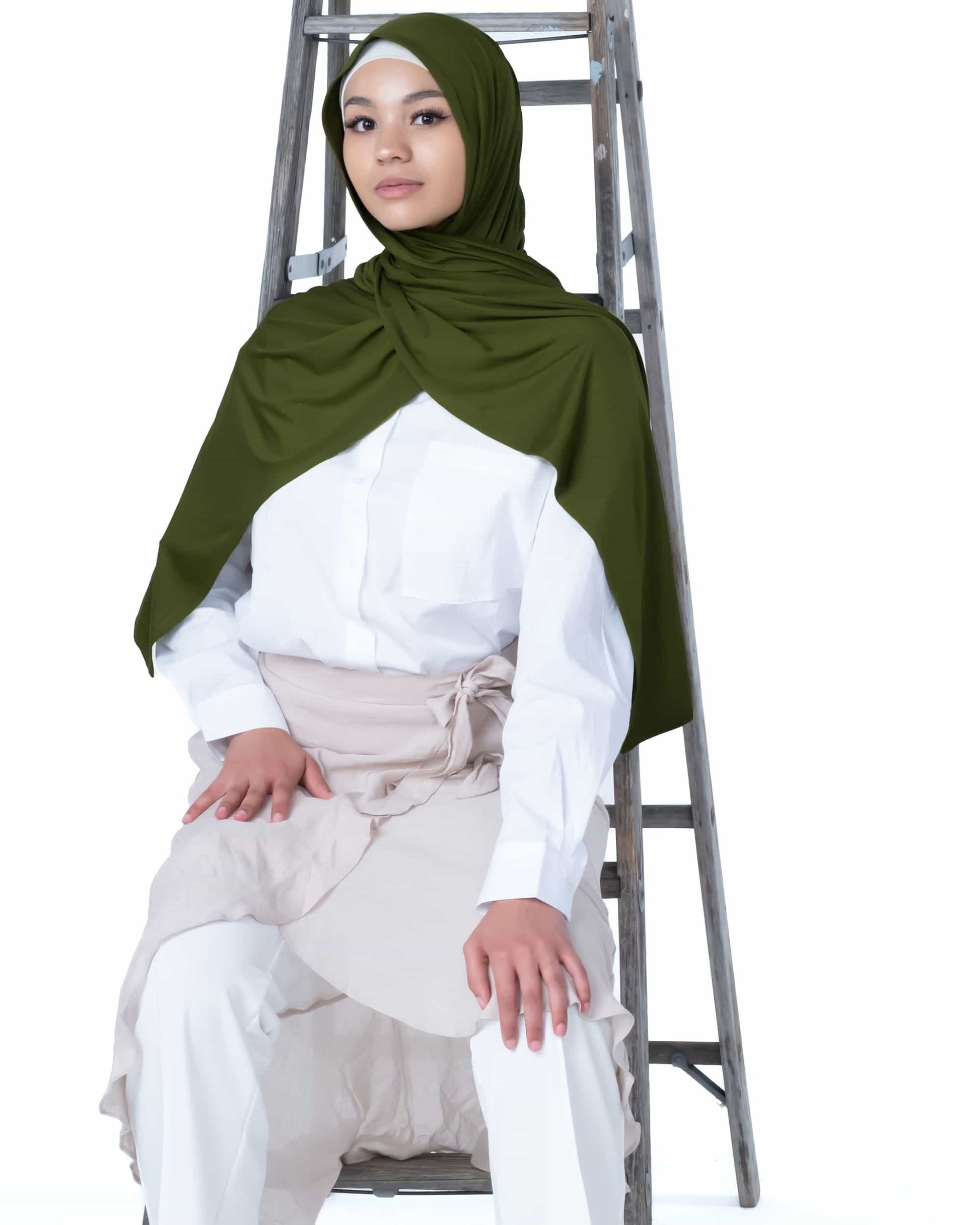 Comfortable dark olive green hijab – versatile Islamic headscarf for daily wear, casual outings, and student life
